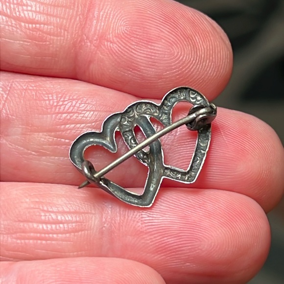 Antique sterling silver lovers sweethearts hearts overlapped small brooch pin - Picture 3 of 6